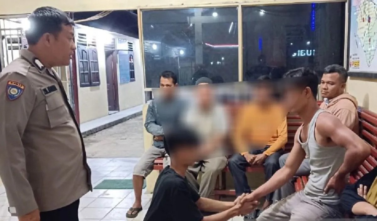 Paman dan keponakan yang didamaikan di Polsek Barumun.