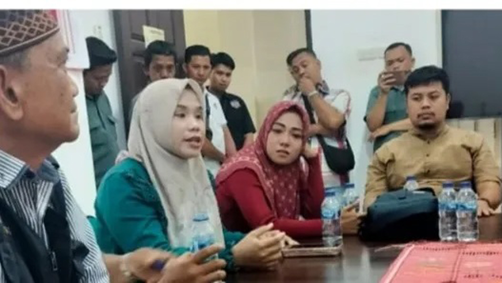 Wartawan dan wartawati berunjuk rasa di Pengadilan Negeri Padang Sidimpuan.