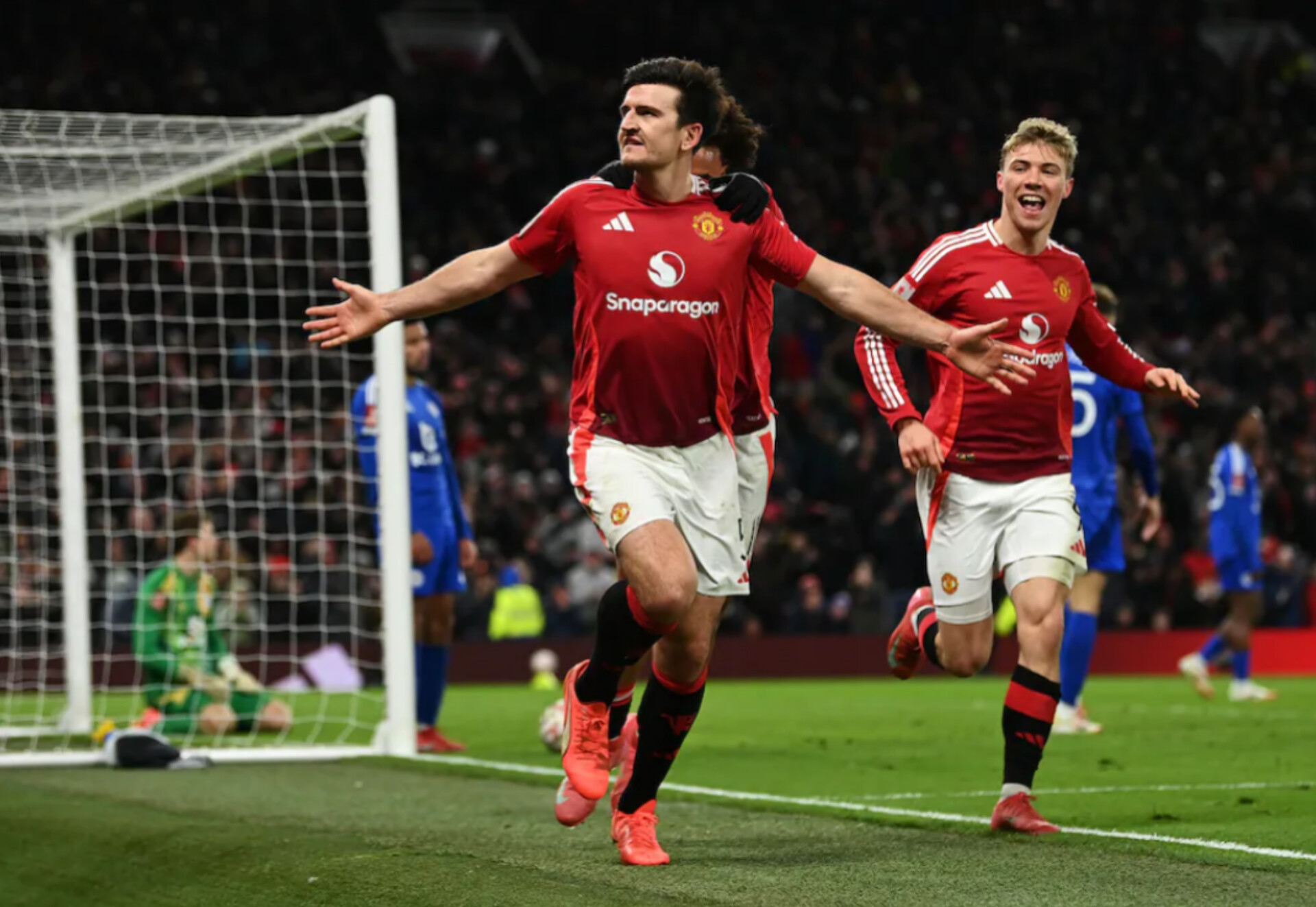 Gol Harry Maguire di menit akhir injury time memastikan kemenangan 2-1 atas Leicester City dalam laga yang berlangsung di Old Trafford, Sabtu (8/2/2025) dini hari WIB.