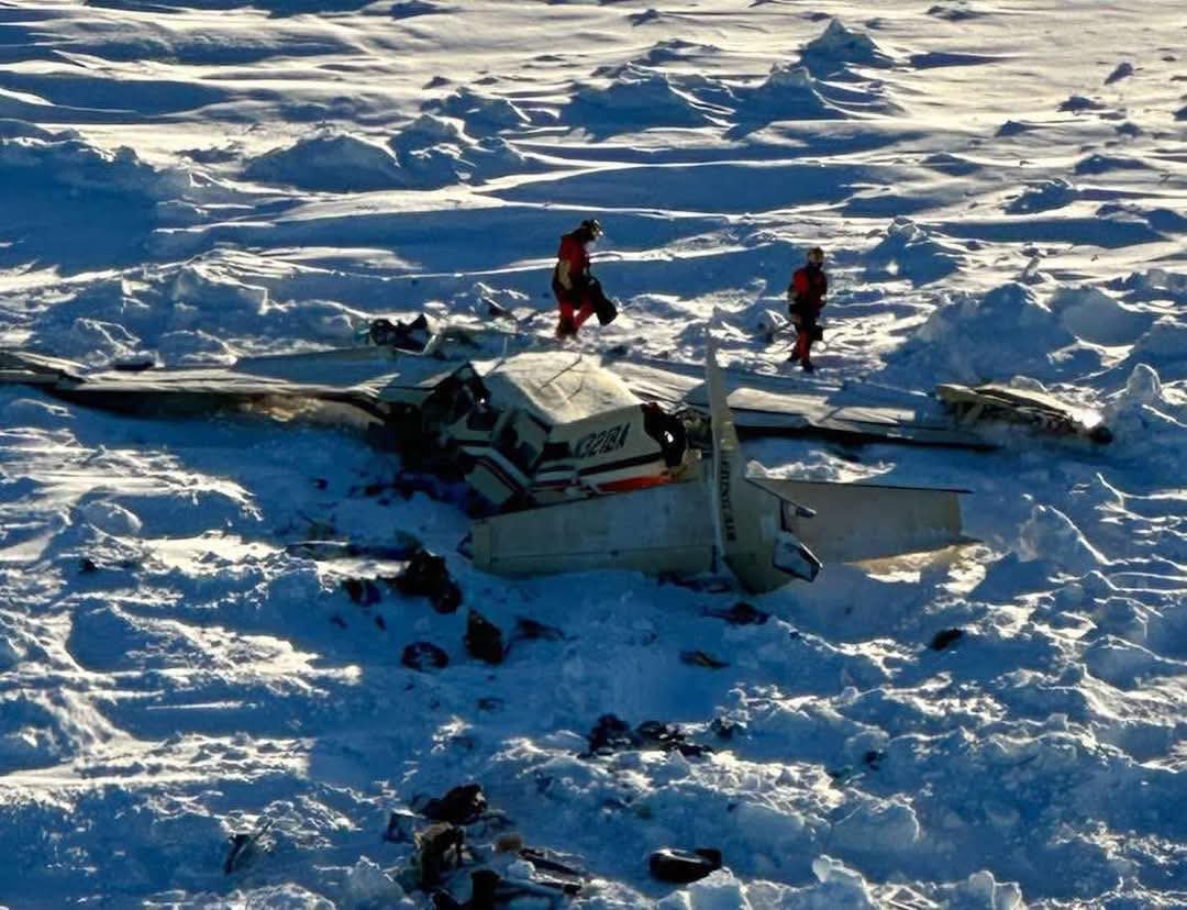 Sebuah pesawat milik Bering Air jenis Cessna 208B Grand Caravan EX dengan nomor penerbangan 445 dilaporkan jatuh di atas es sekitar 34 mil tenggara Nome, Alaska.