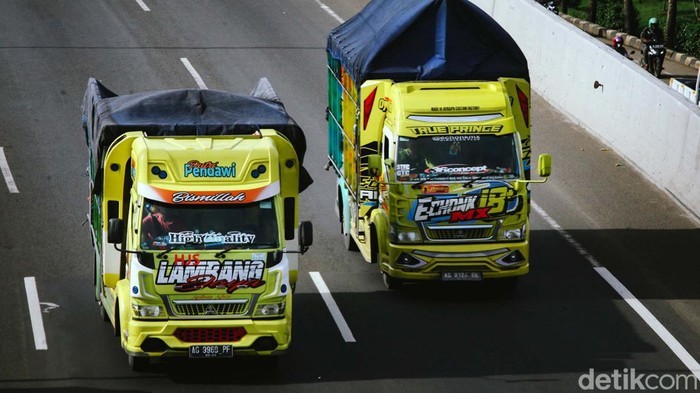 Truk obesitas Over Dimension Over Load/ODOL) dilarang lewat di tol.