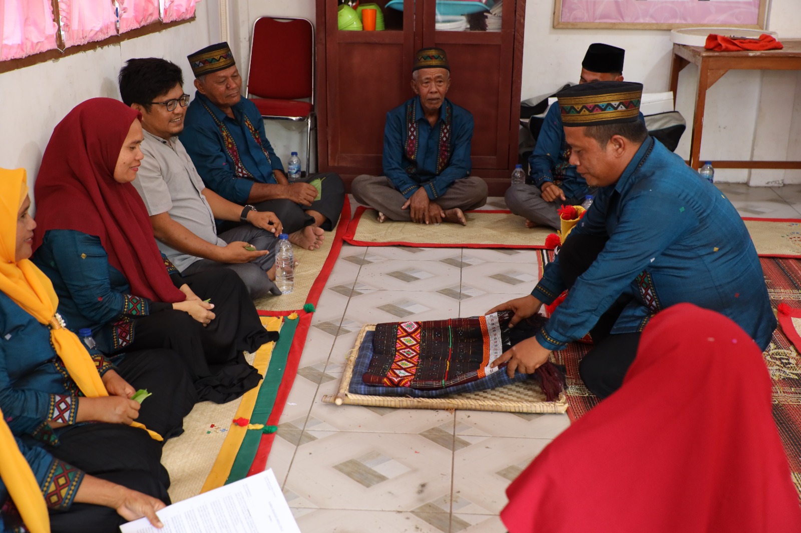 PTAR menunjuk Sutan Khasahatan Siregar sebagai pelatih untuk mengajarkan kembali nilai-nilai adat Batak Angkola, khususnya Markobar.
