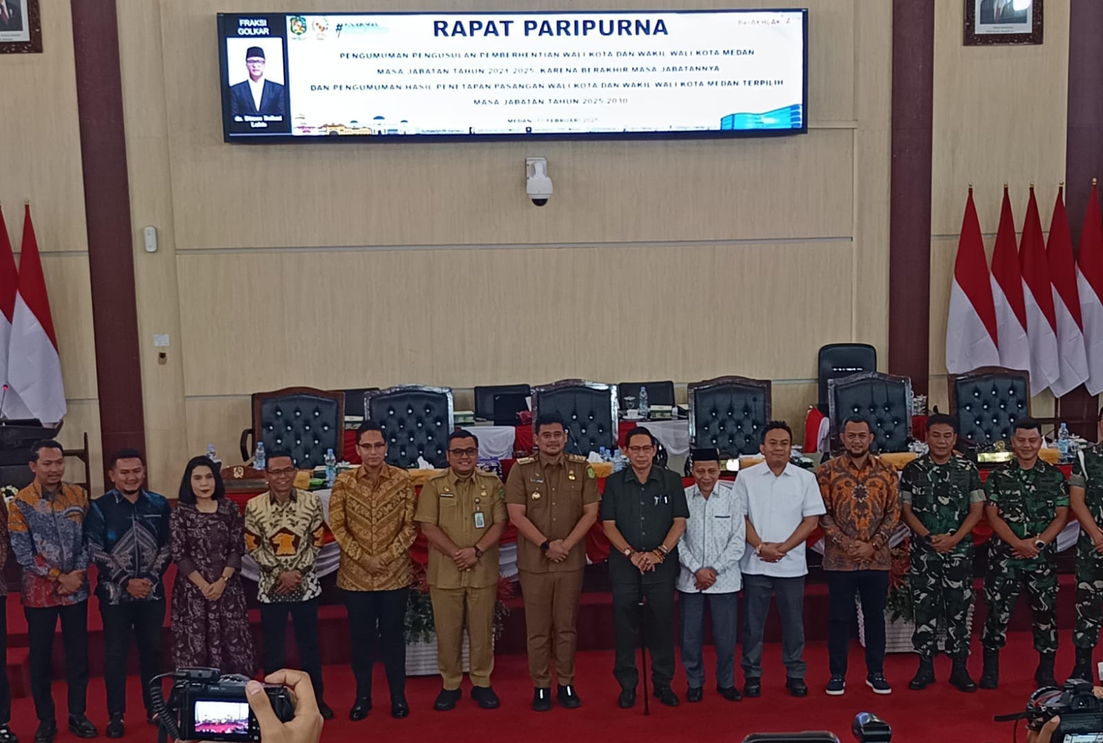 Rico Waas dan Zakiyuddin Harahap diabadikan usai penetapan oleh DPRD Medan lewat paripurna pada Senin (10/2/2025).