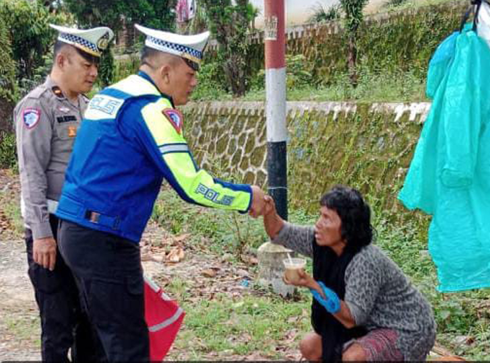 Satlantas Polres Simalungun membagikan makan siang gratis.