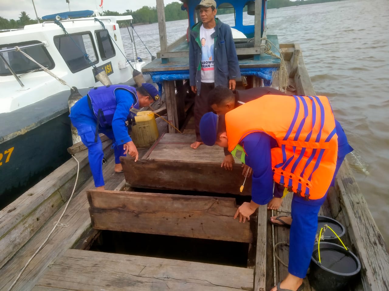 Dalam patroli rutin pada Minggu (9/2) sekitar pukul 14.55 WIB, personel Sat Polairud menghentikan dan memeriksa sebuah kapal tanpa nama yang mencurigakan.