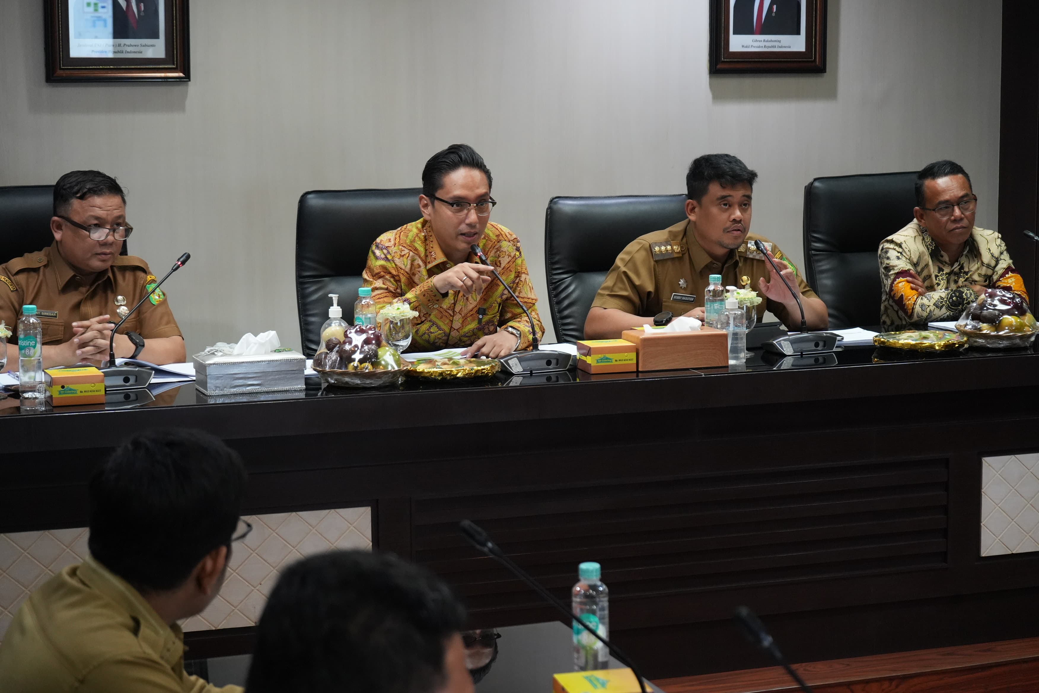 Wali Kota Mrdan, Bobby Nasution saat memimpin rapat di Balai Kota, Senin (10/2).