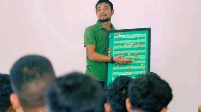 Pemain PSSA Asahan U-17 mendapat materi pelatihan.