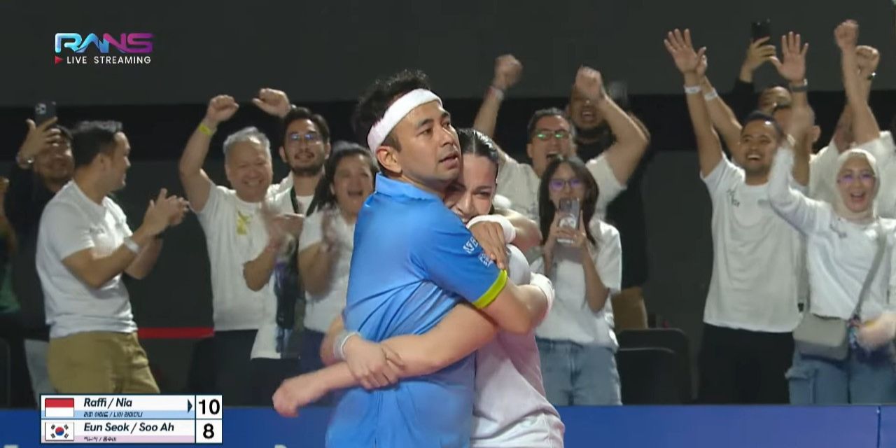 Raffi Ahmad dan Nia Ramadhani pelukan usai menang melawan pasangan dari Korea Selatan.