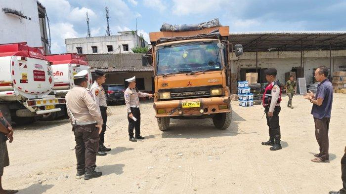 Larangan truk sumbu tiga ke atas masuk ke dalam kota Rantauprapat disosialisasikan kepada sopir.