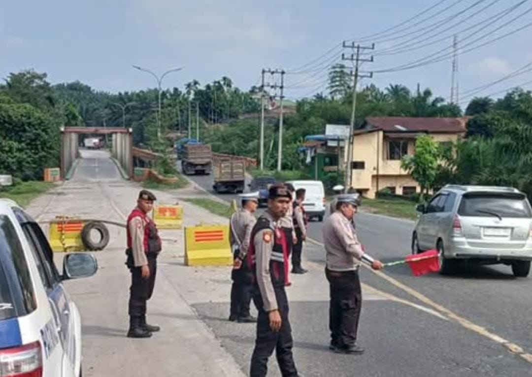 Sejumlah personel kepolisian Polres Labuhanbatu saat melakukan Ops Toba 2025 di Jalan By Pass Rantauprapat