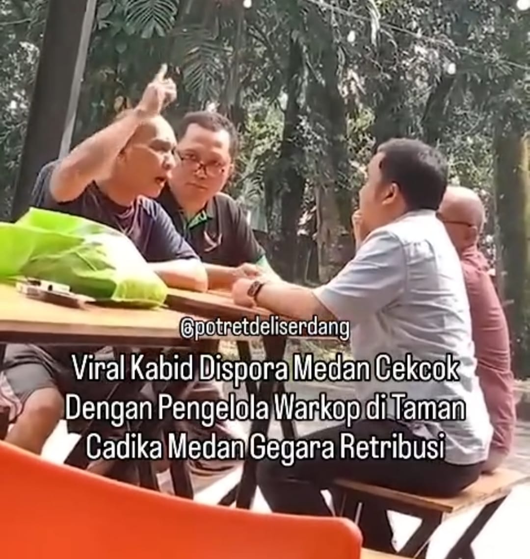 Tangkapan layar video viral Kabid Sarpas Dispora Kota Medan, Muhammad Riski (kanan/kemeja) dengan seorang pelaku UMKM di Taman Cadika pada Selasa (11/2/2025).