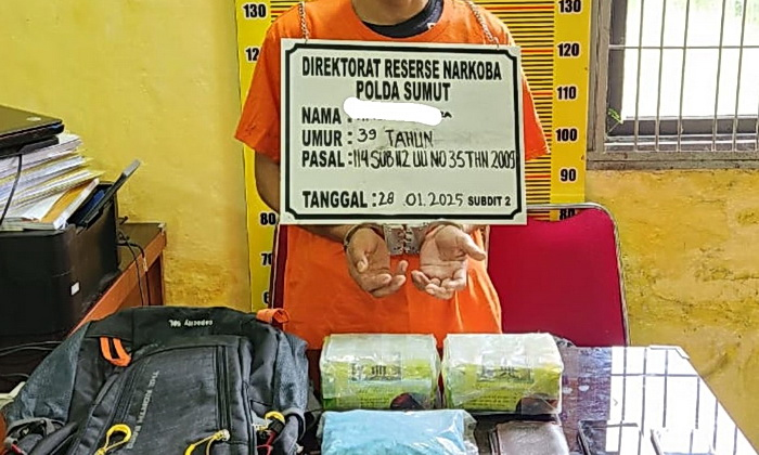 AS, tersangka kurir narkoba dan barang bukti.