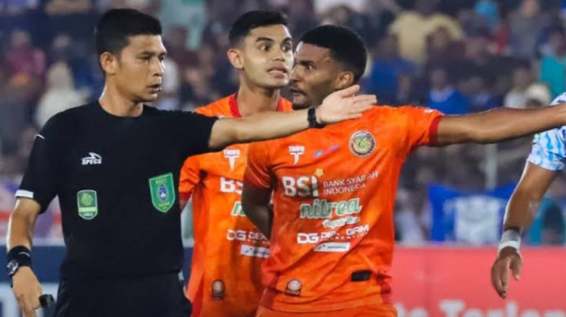 Wasit menjadi sasaran amukan pemain Persiraja Banda Aceh usai kekalahan timnya dari PSPS Pekanbaru dengan skor 0-1 pada pertandingan yang berlangsung pada 11 Februari 2025.