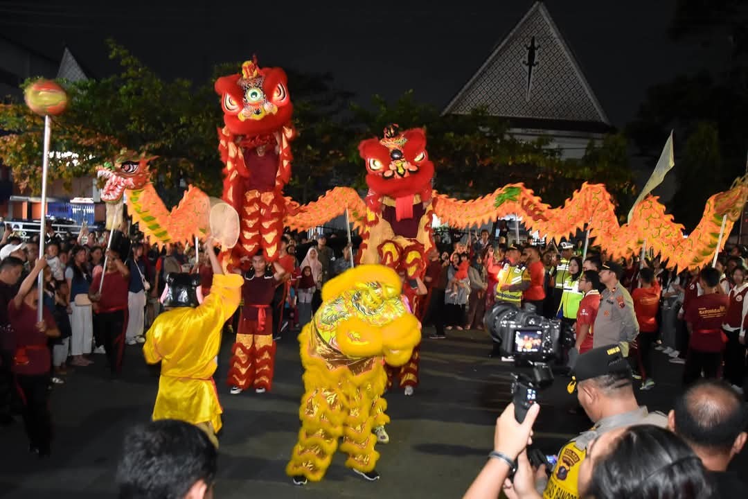 Pawai Barongsai dan Naga Liong di perayaan Cap Go Meh.