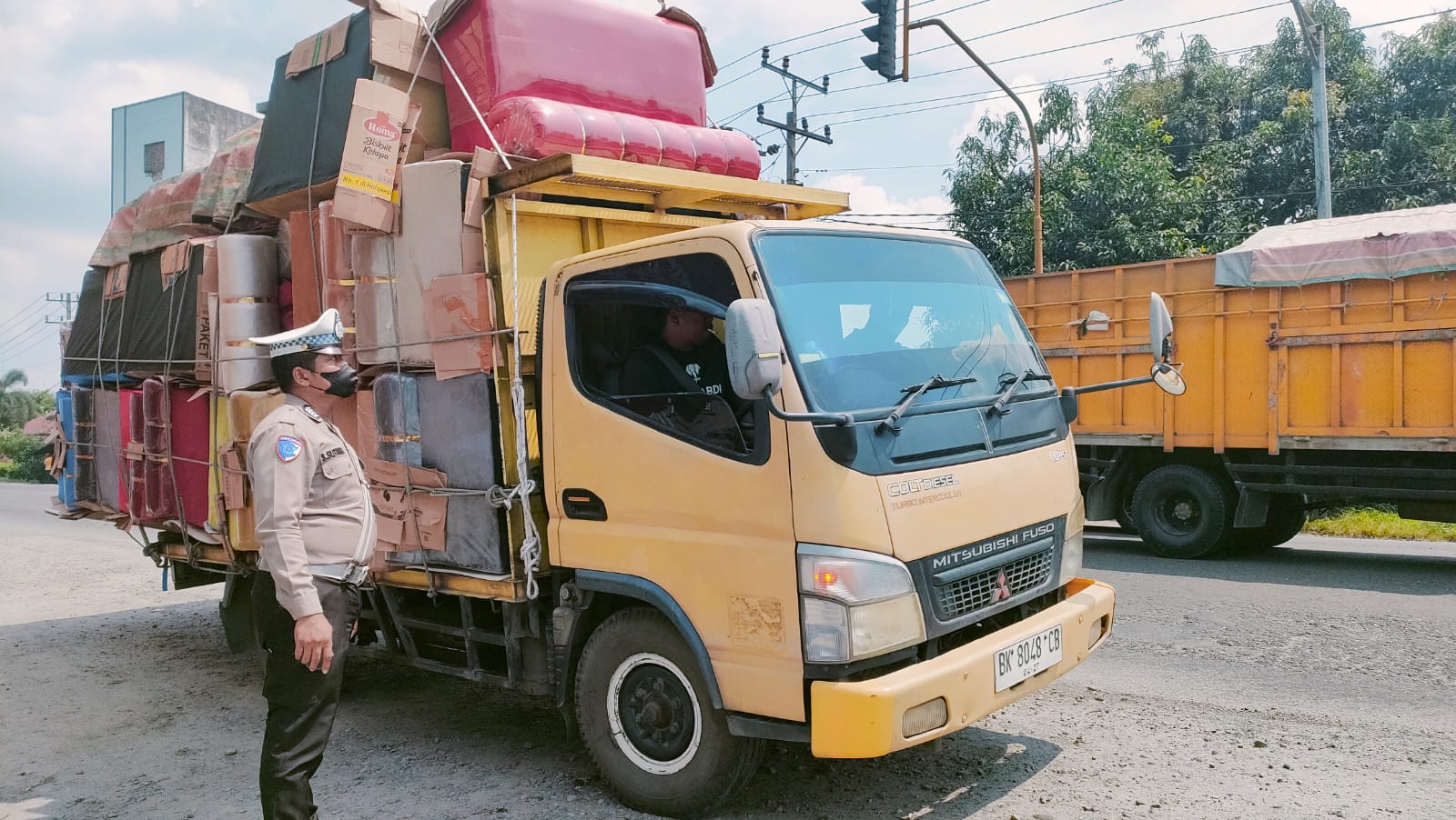 Personil Satlantas Pos Katarina melakukan penertiban pengendara yang melanggar aturan.