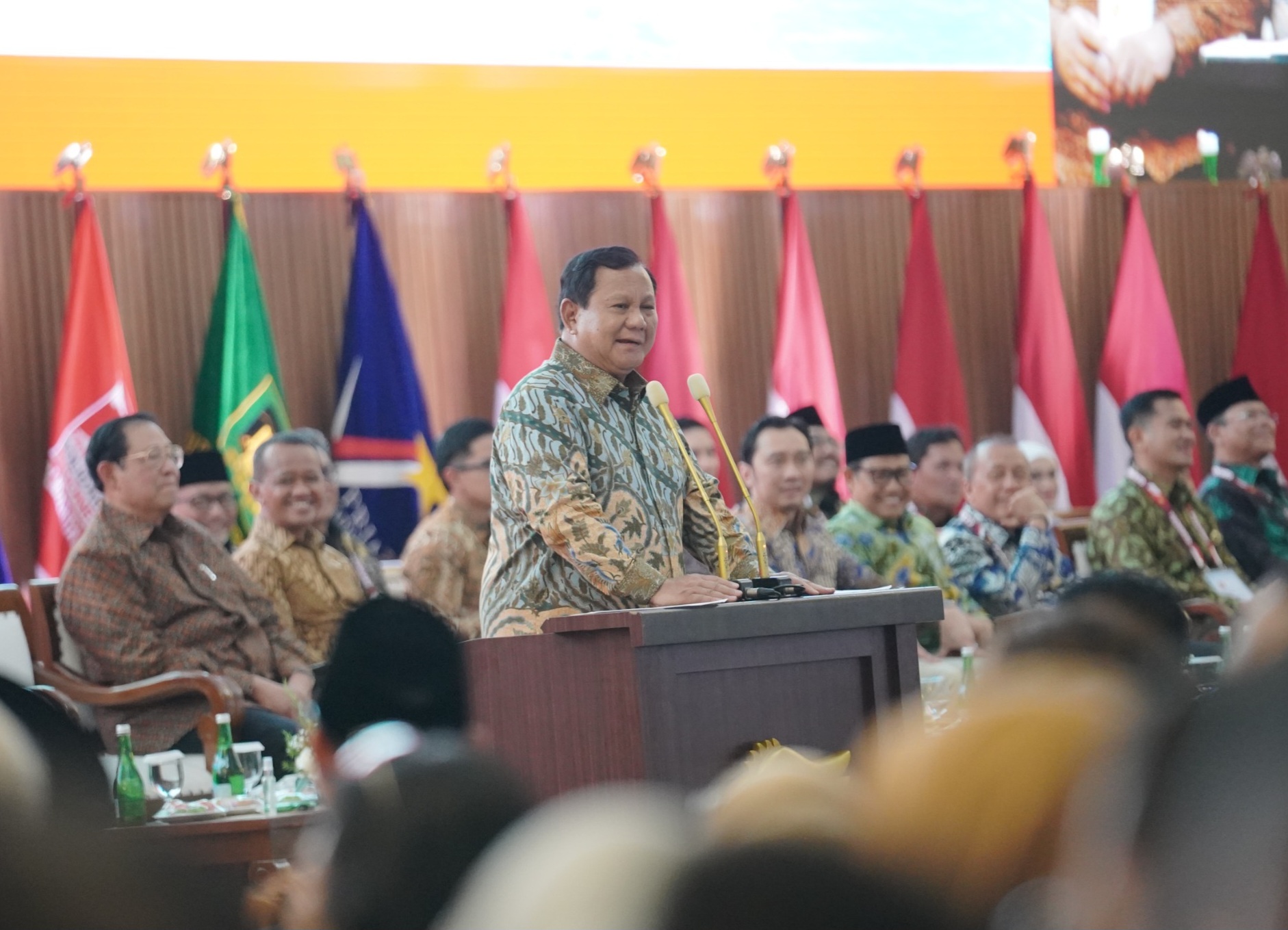 Presiden Prabowo saat berbicara pada acara silaturahmi Koalisi Indonesia Maju (KIM) di kediamannya di Hambalang, Bogor, Jawa Barat, Jumat (14/2).