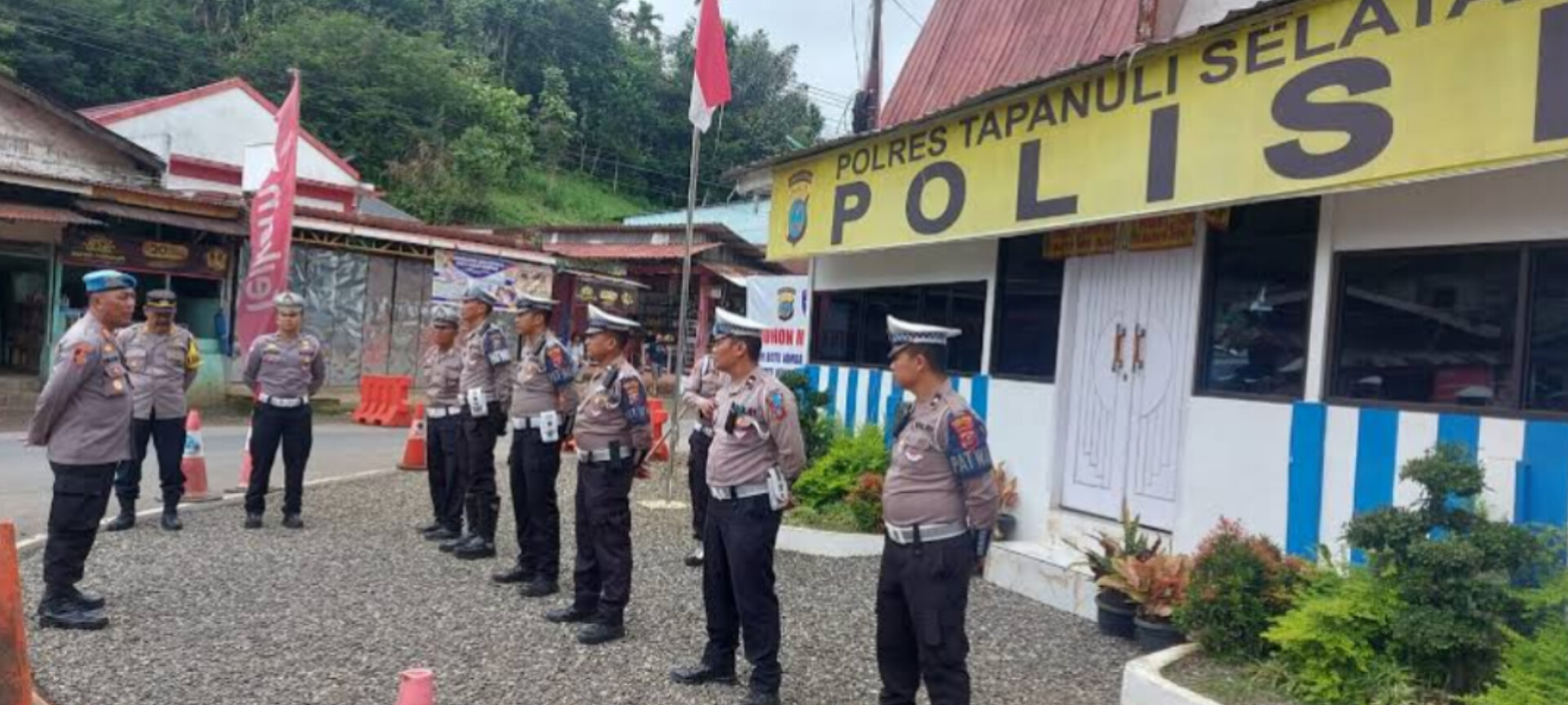 Propam bersama rombongan laksanakan pengawasan bagi personel yang sedang Ops Kesalamatan Toba 2025 di POS Yan Desa Pal XI.