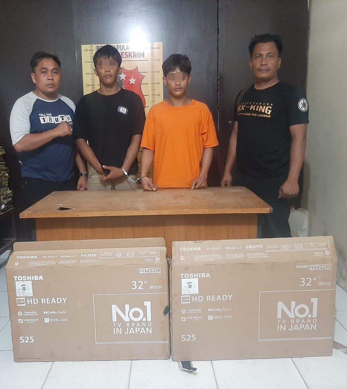 Kedua tersangka pencuri mjuatan truk dan barang bukti.