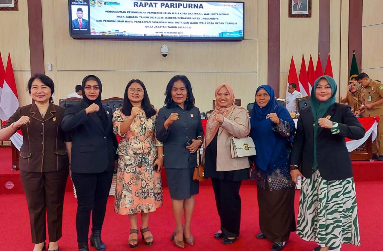 Modesta Marpaung (tengah) terpilih sebagai Ketua KPP DPRD Medan periode pertama, diabadikan bersama unsur pengurus lainnya.