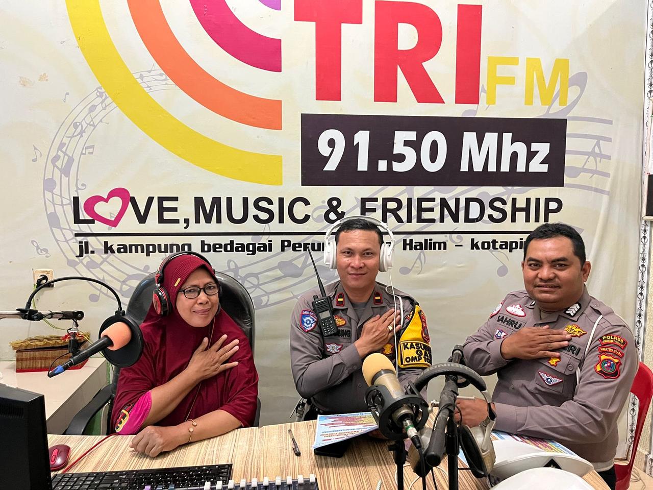 Satlantas Polres Labusel sosialisasi melalui Radio.