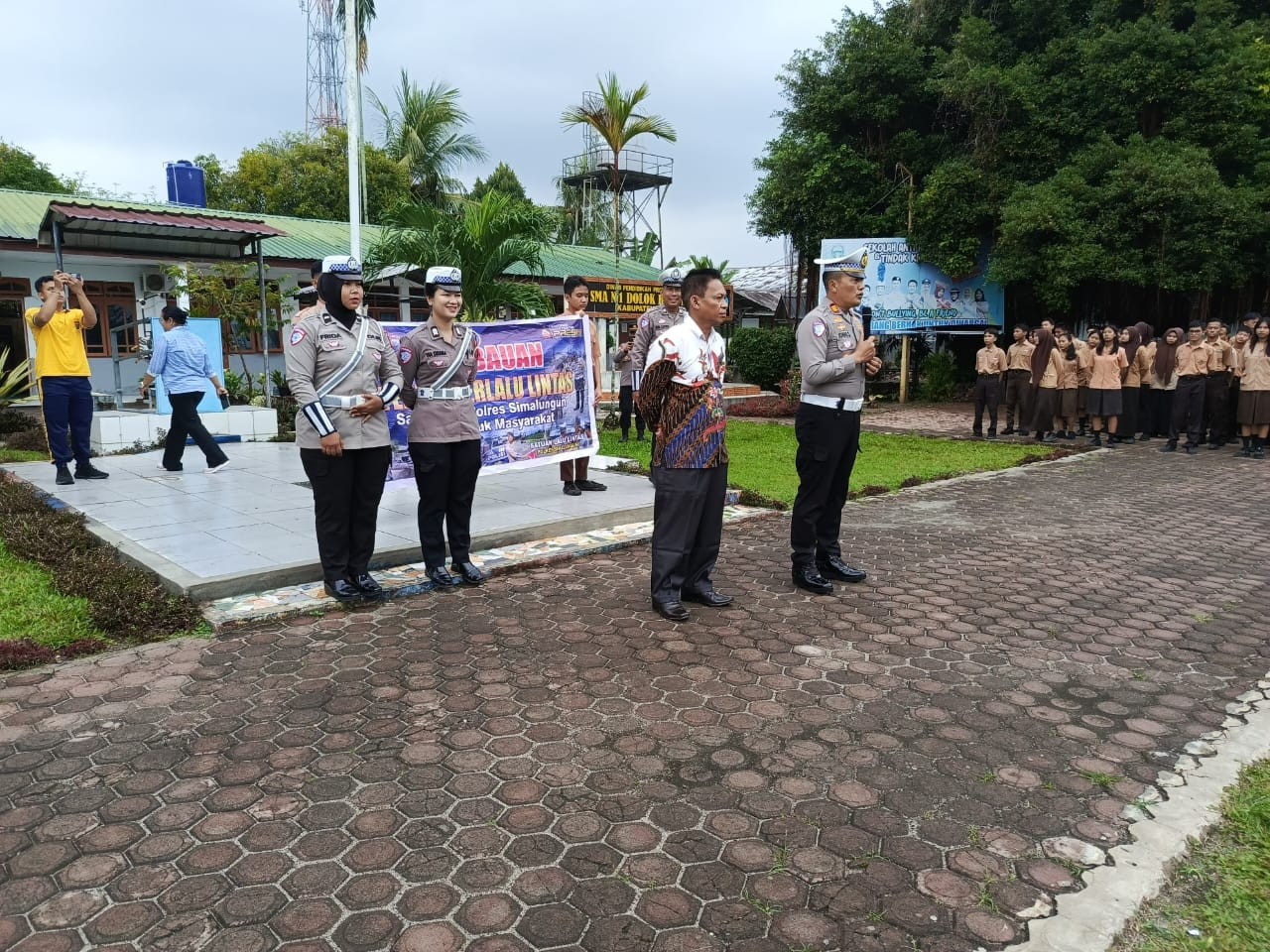 Kasat Lantas Polres Simalungun, AKP Jonni Fatiaro H Sinaga, sedang memberikan penyuluhan kepada siswa-siswi SMA Negeri 1 Serbelawan.