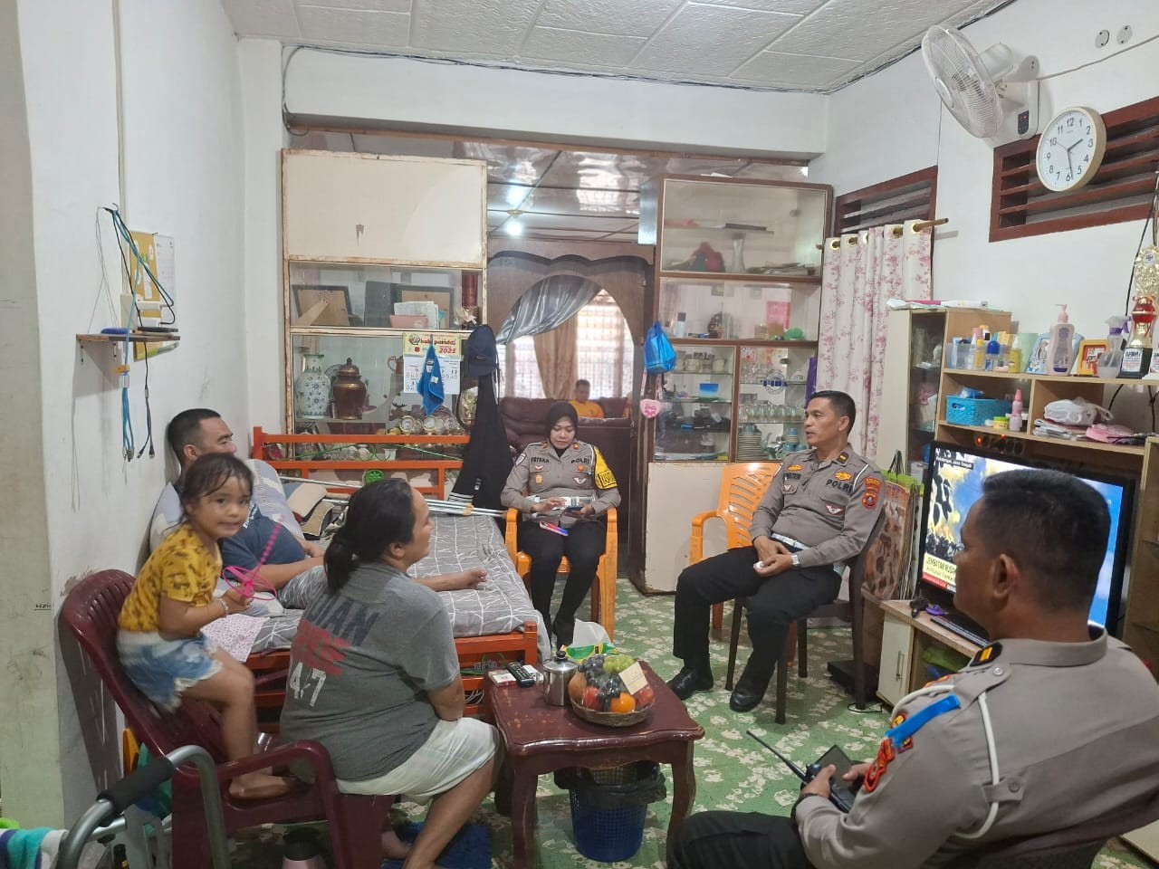 Sat Lantas Polres Pematangsiantar mengunjungi korban lakalantas.