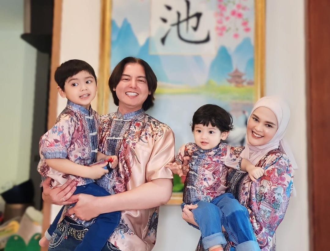Cut Meyriska bersama suami dan kedua anak.