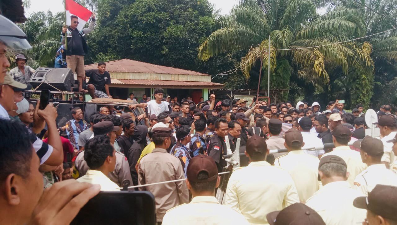 Massa IPK dan Grib Jaya saat unjuk rasa di Kantor Besar PTPN IV Sei Beruhur, Kecamatan Torgamba, Labusel.