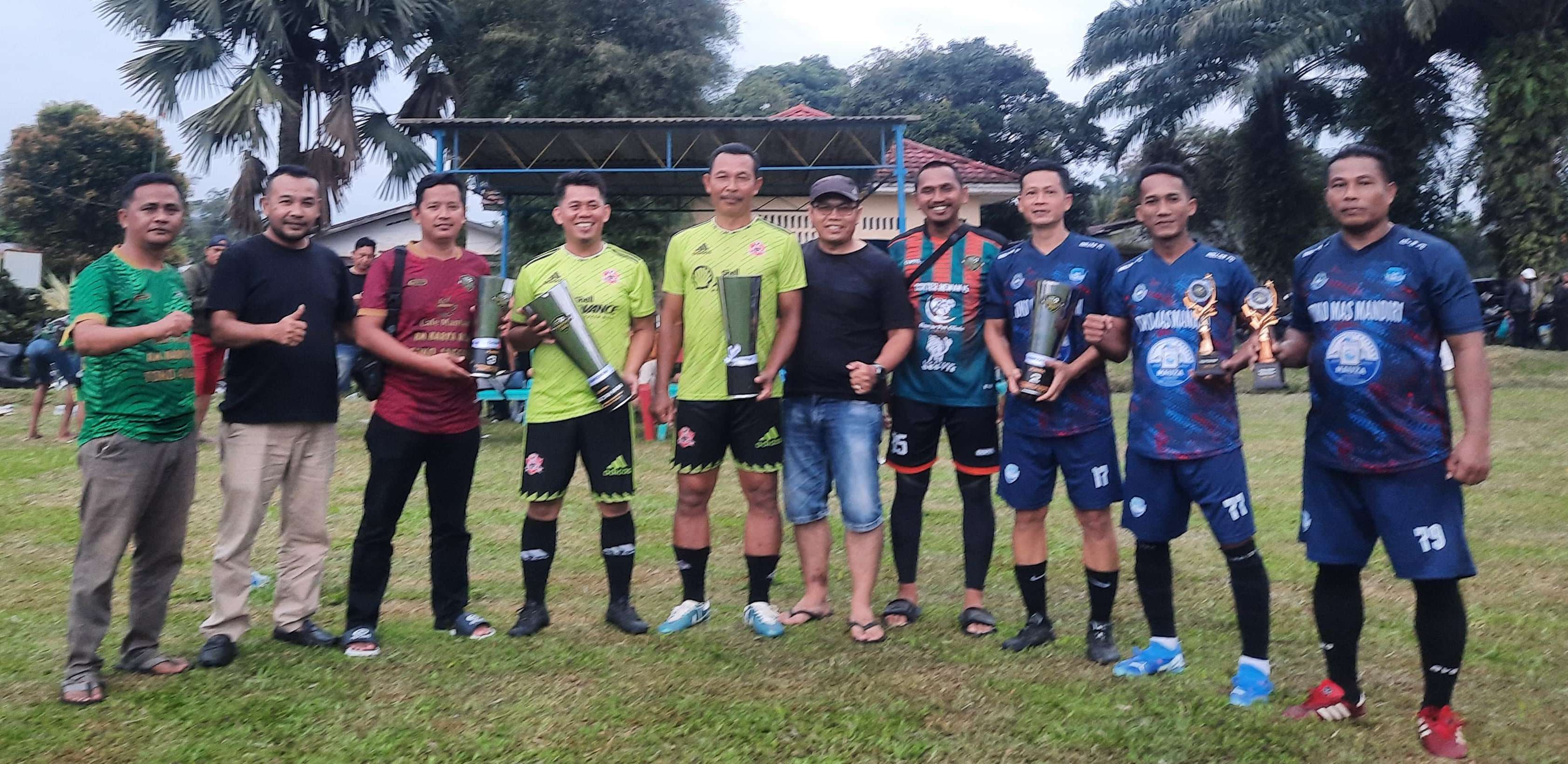 Para juara Turnamen Oldcrack Persetaja I tahun 2025 foto bersama Pengurus Persetaja dan panitia pelaksana.