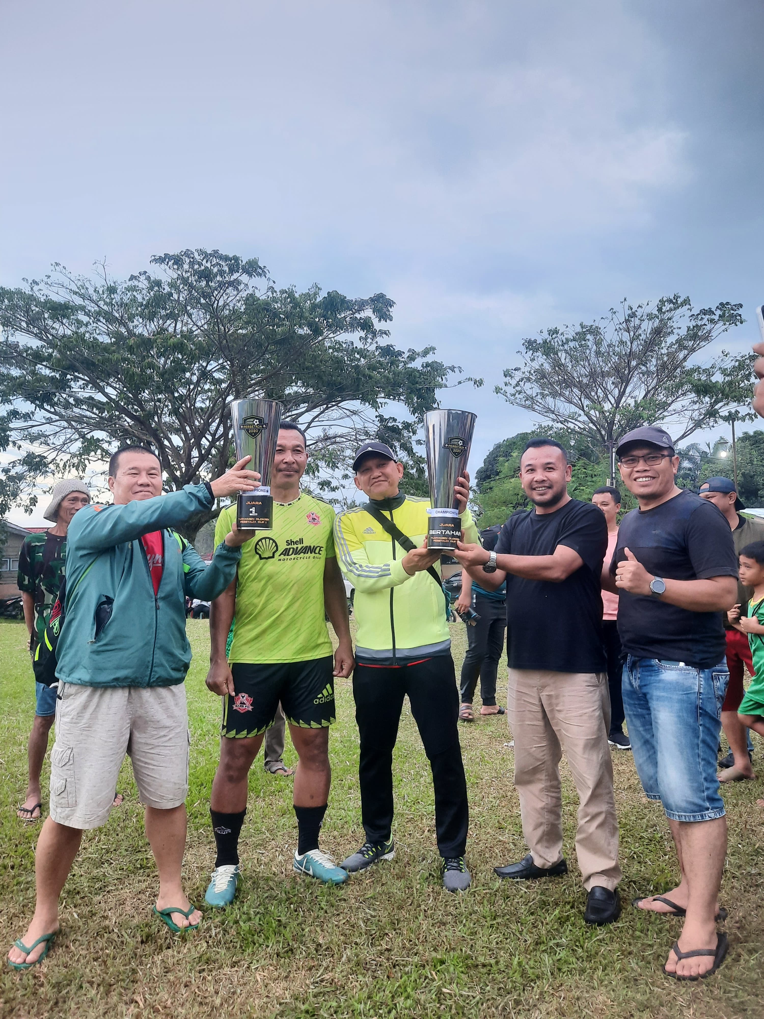 Penyerahan piala kepada GAS FC sebagai juara 1 oleh Pembina Persetaja Mega Raya Purba dan Ketua Persetaja Mawalpen Girsang.