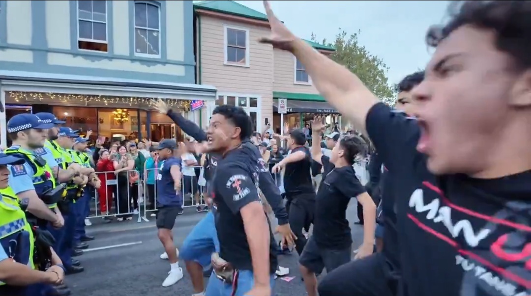 Sekelompok pemuda yang tergabung dalam Destiny Church menggelar aksi protes  parade komunitas LGBT di Ponsonby Road, Auckland, Sabtu malam.