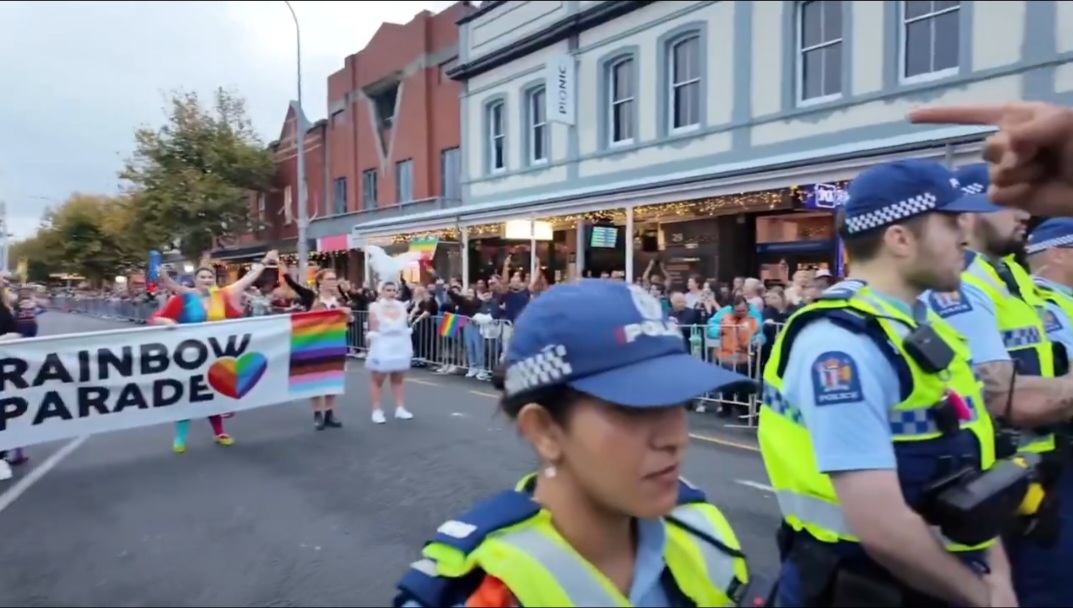 Sekelompok pemuda yang tergabung dalam Destiny Church menggelar aksi protes  parade komunitas LGBT di Ponsonby Road, Auckland, Sabtu malam.