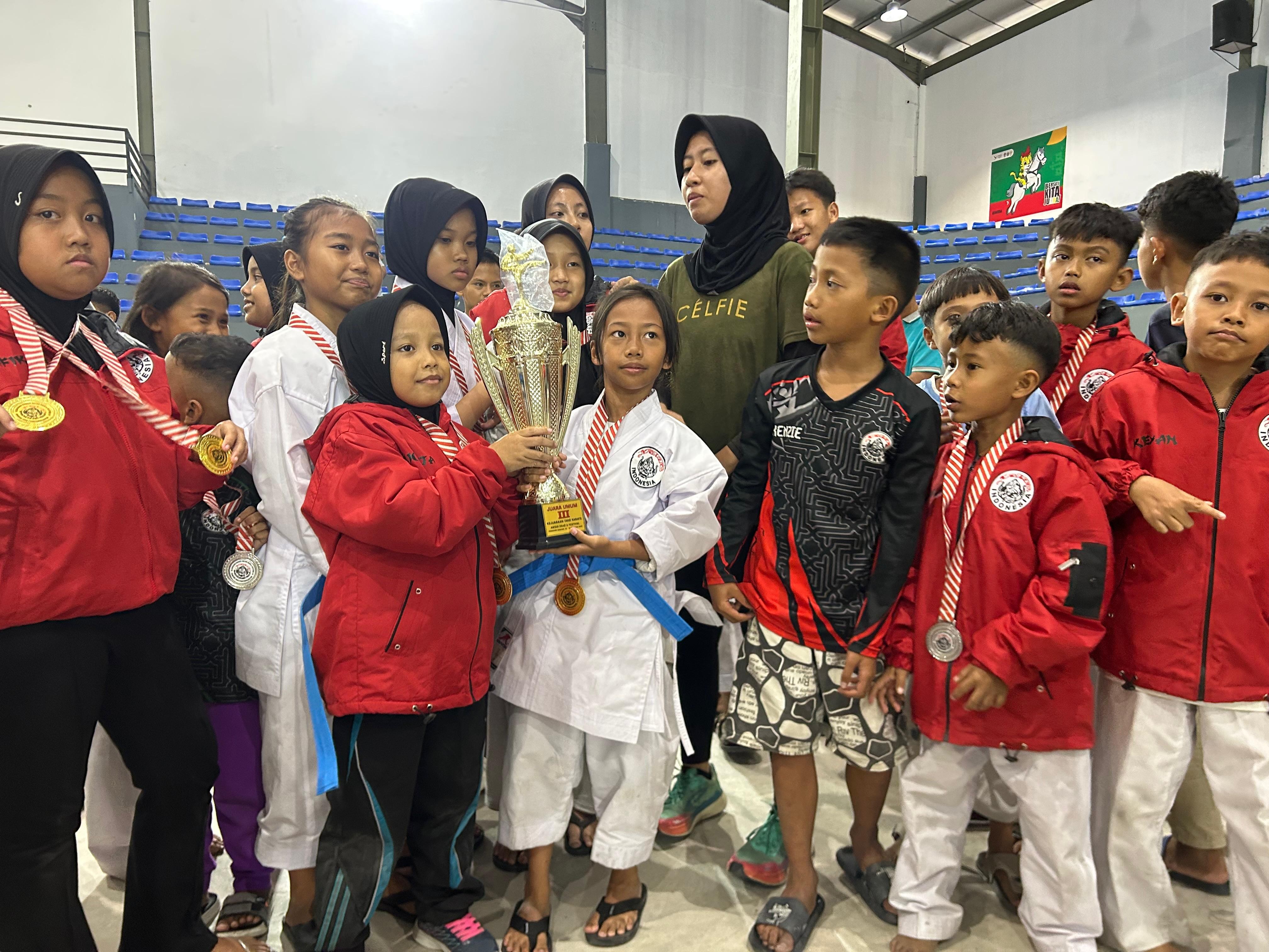 Atlet Dojo Dinas Pariwisata yang meraih prestasi di Kejuaraan Karate Antar Dojo dan Festival ke-3 Tako Pematangsiantar Tahun 2025.