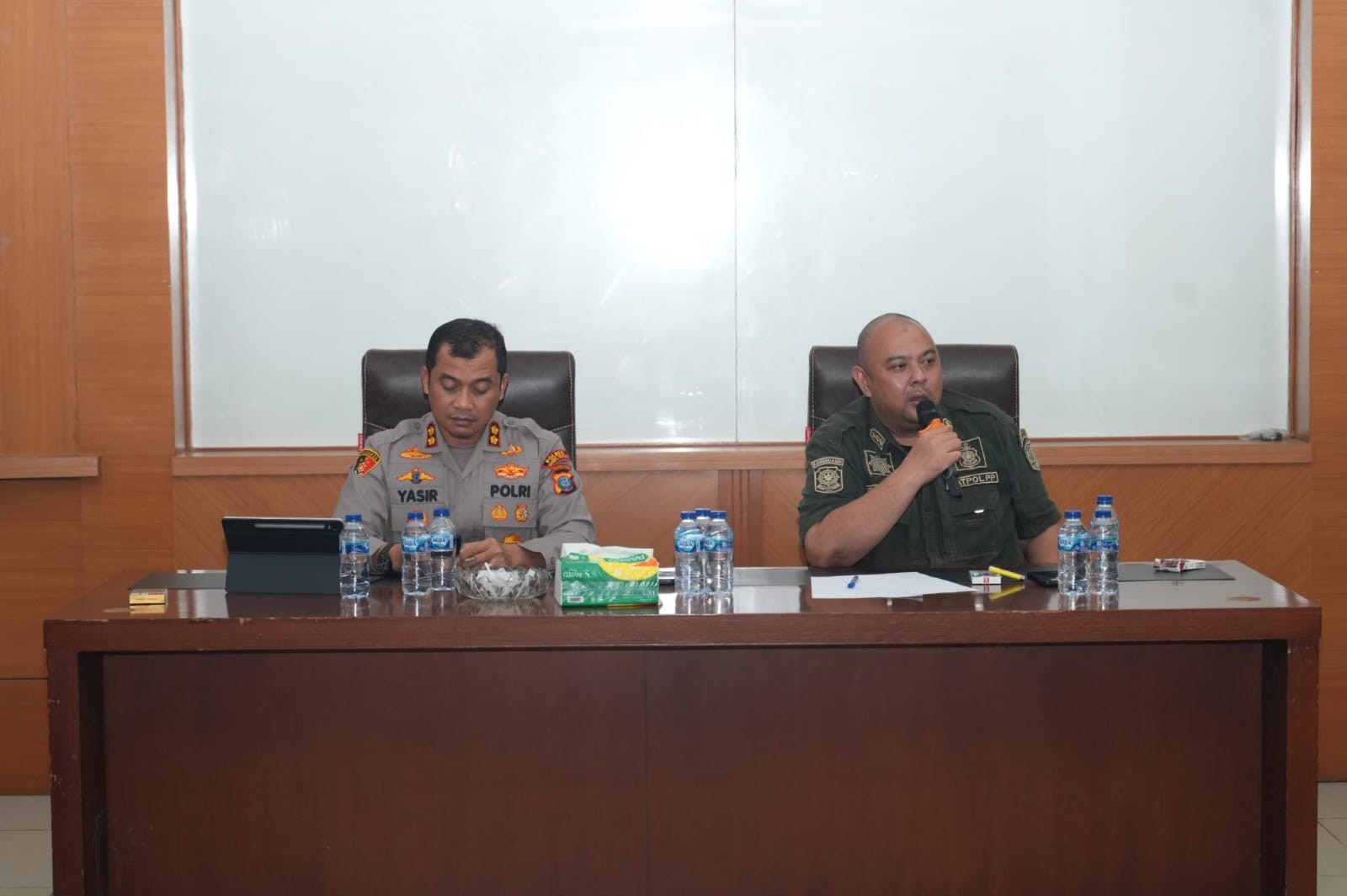 Kapolres Tapsel AKBP Yasir Ahmadi bersama Kasatpol PP Paluta, Indra Saputra Nasution.