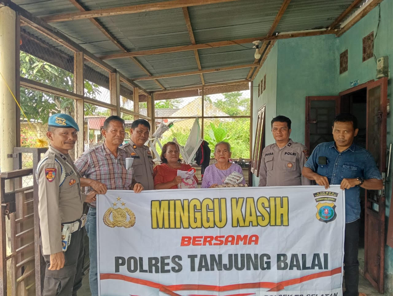 Penyerahan bantuan peduli kasih kepada warga kurang mampu di Tanjungbalai.