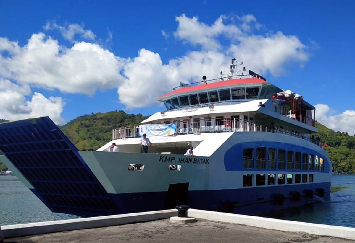 Kapal feri Ihan Batak yang melayani rute Ajibata-Ambarita, Samosir.