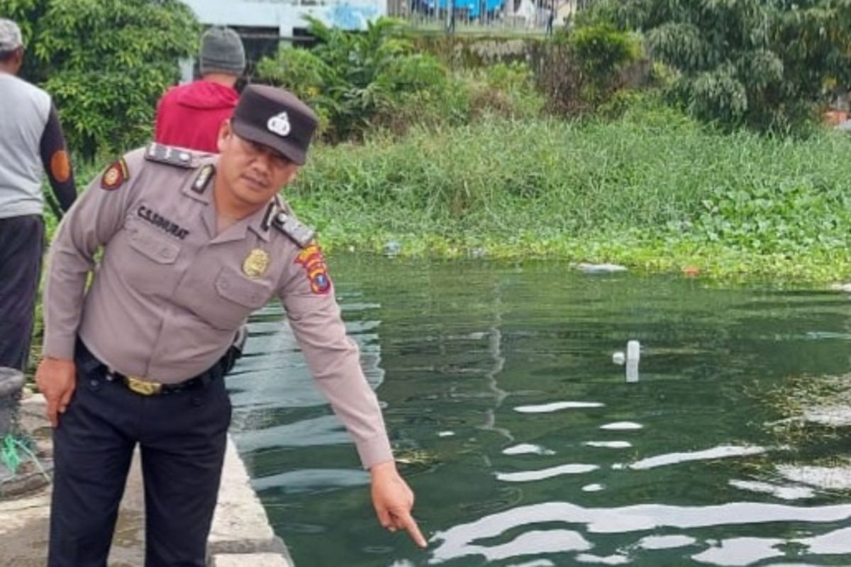 Polisi menunjukkan lokasi korban terjatuh dan tenggelam.