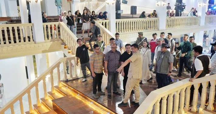 Wali Kota Medan Bobby Nasution mengelilingi Gedung Warenhuis usai meresmikan pusat seni, budaya, dan UMKM di Ibukota Provinsi Sumut pada Minggu malam (16/2).