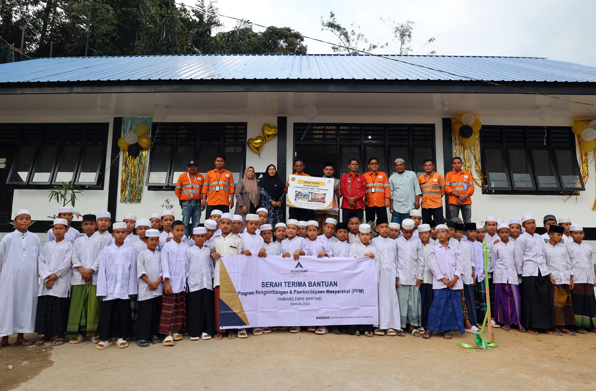 Serah terima ruang kelas baru dari PT Agincourt Resources kepada MTs Swasta Mardhatillah di Angkola Barat, Tapanuli Selatan, Sumatra Utara, Jumat (14/2/2025).