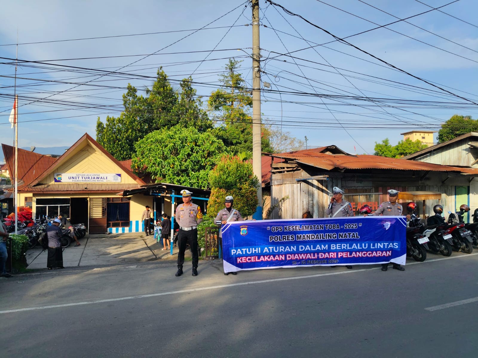 Polisi pada Senin (17/2/2025) melakukan operasi di depan Pos Turjawali, Panyanungan, Madina.