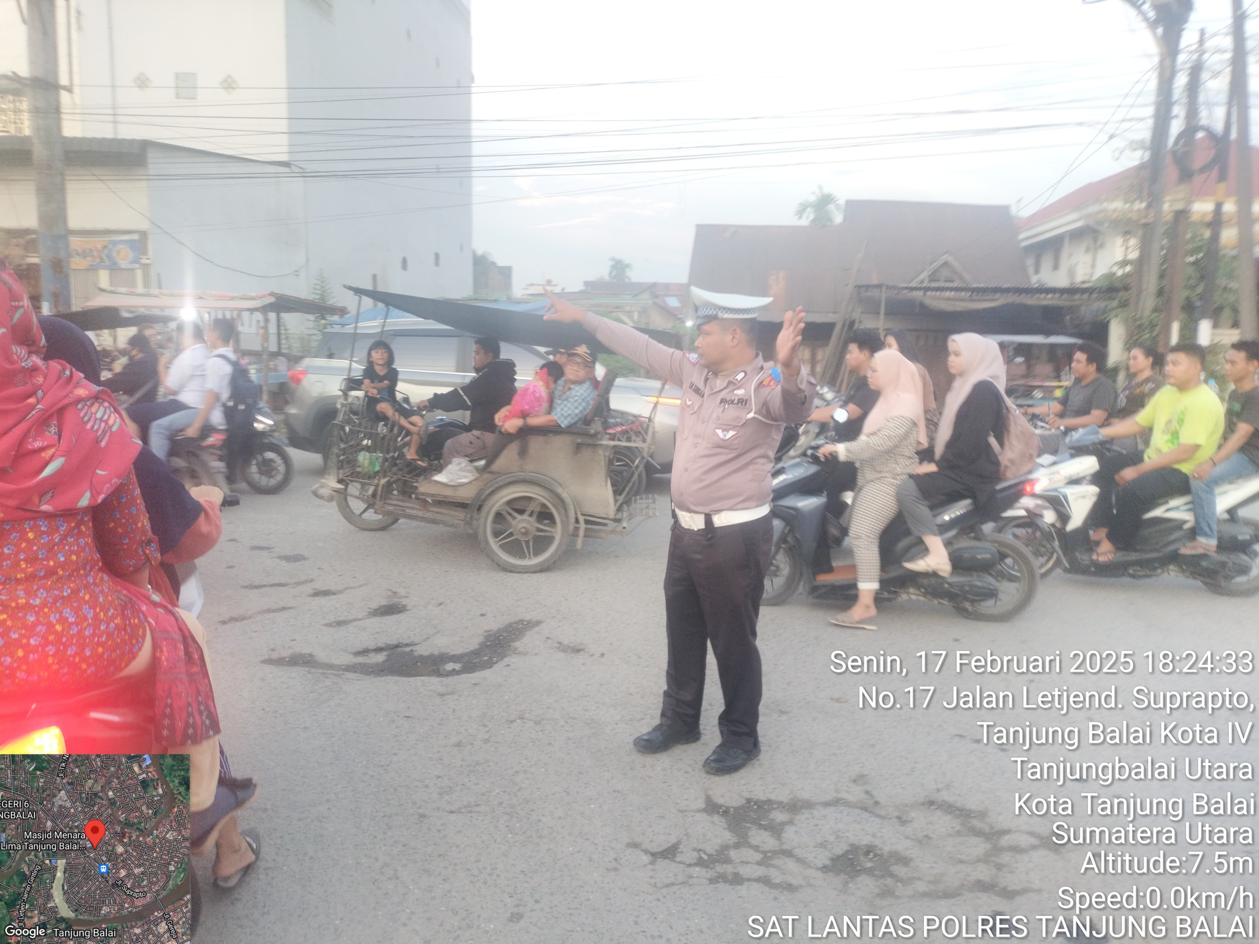 Personil Satlantas Polres Tanjungbalai melakukan pengaturan lalulintas.