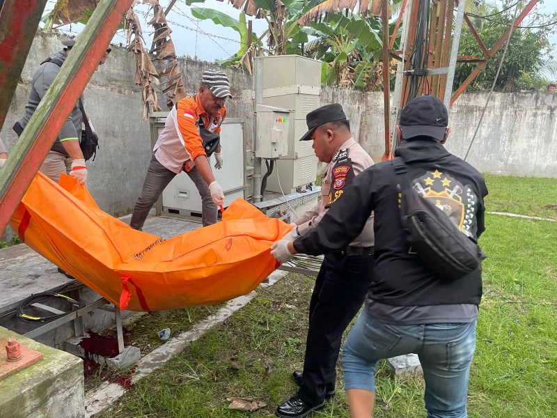 Pihak kepolisian saat mengevakuasi jasad korban ke rumah sakit.