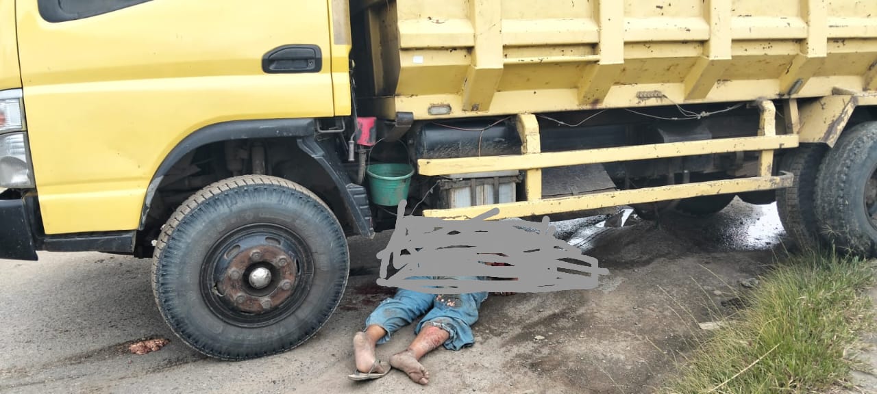 Seorang pria tewas terlindas dum truk yang diduga alami patah as saat melintas di jalan tanjakan Sikoring-koring Batunadua, Kota padangsidimpuan, Selasa (17/02/2025).