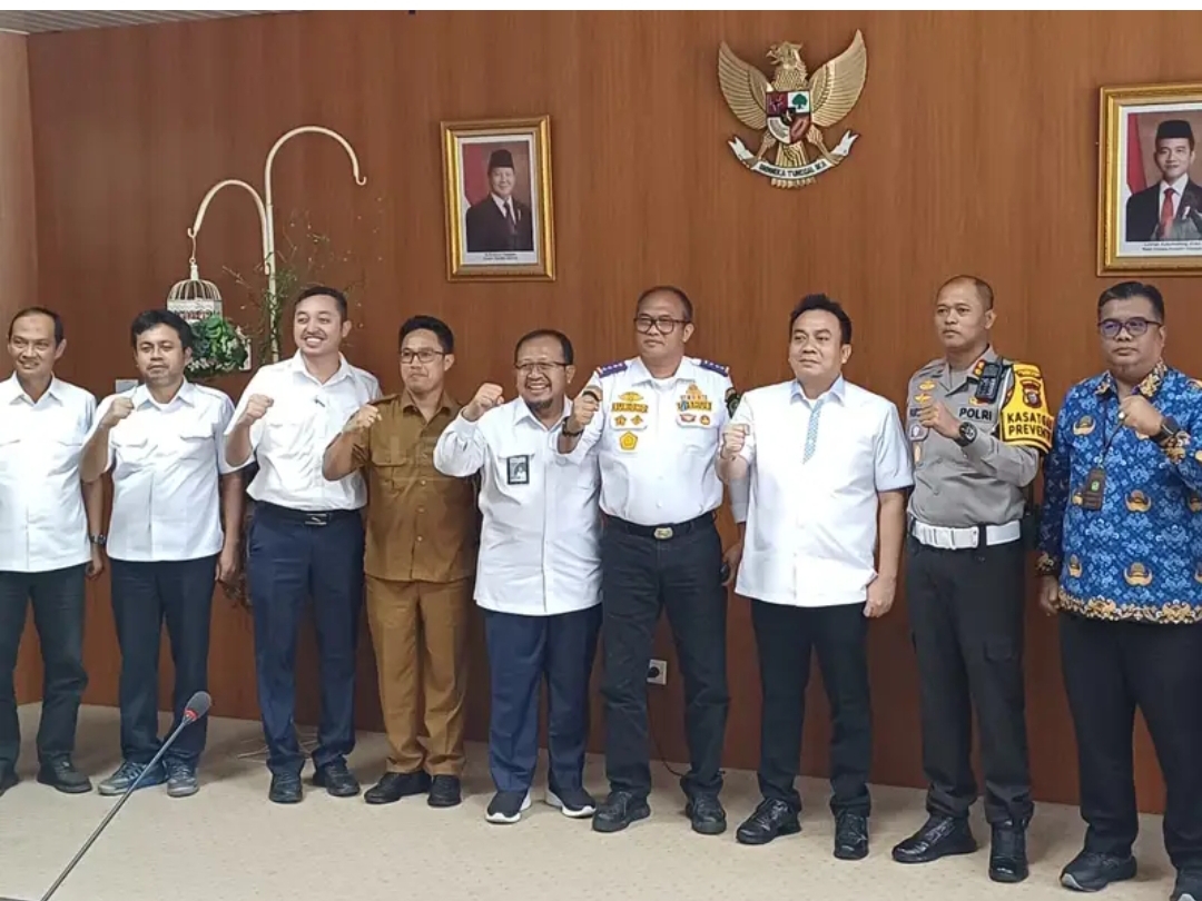 Wakil Ketua DPRD Medan Zulkarnaen SKM diabadikan bersama stakeholders usai menggelar rakor soal konflik sosial di gerbang tol Letda Sudjono, Senin (17/2/2025).