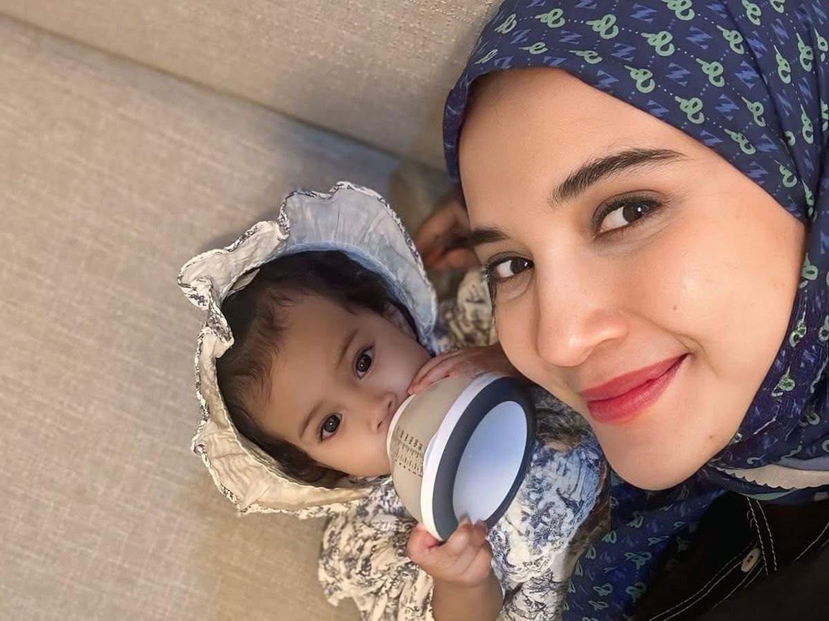 Zaskia Sungkar adopsi anak perempuan.