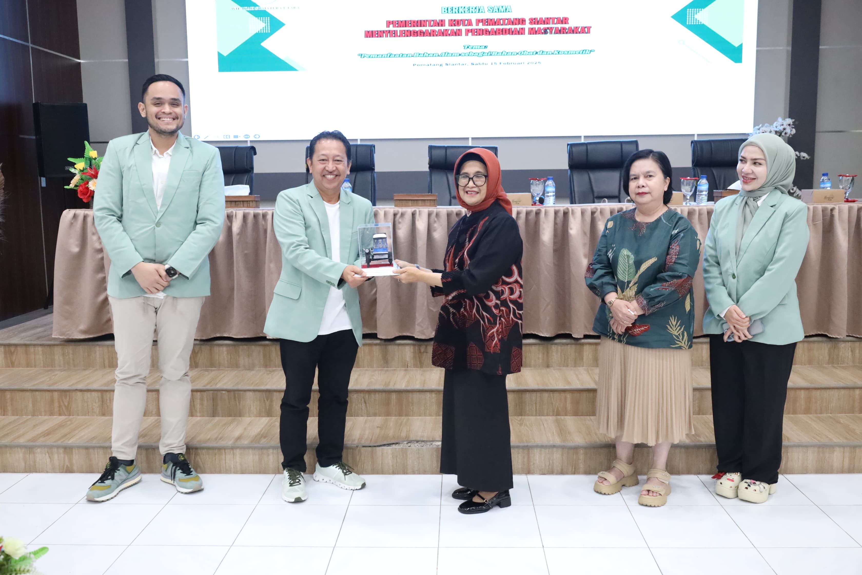 Wali Kota menghadiri Seminar Pemanfaatan Bahan Alam sebagai Bahan Obat dan Kosmetik di di Ruang Serbaguna Pemko Pematangsiantar, Sabtu (15/02/2025). (Foto: Diskominfo Siantar)
