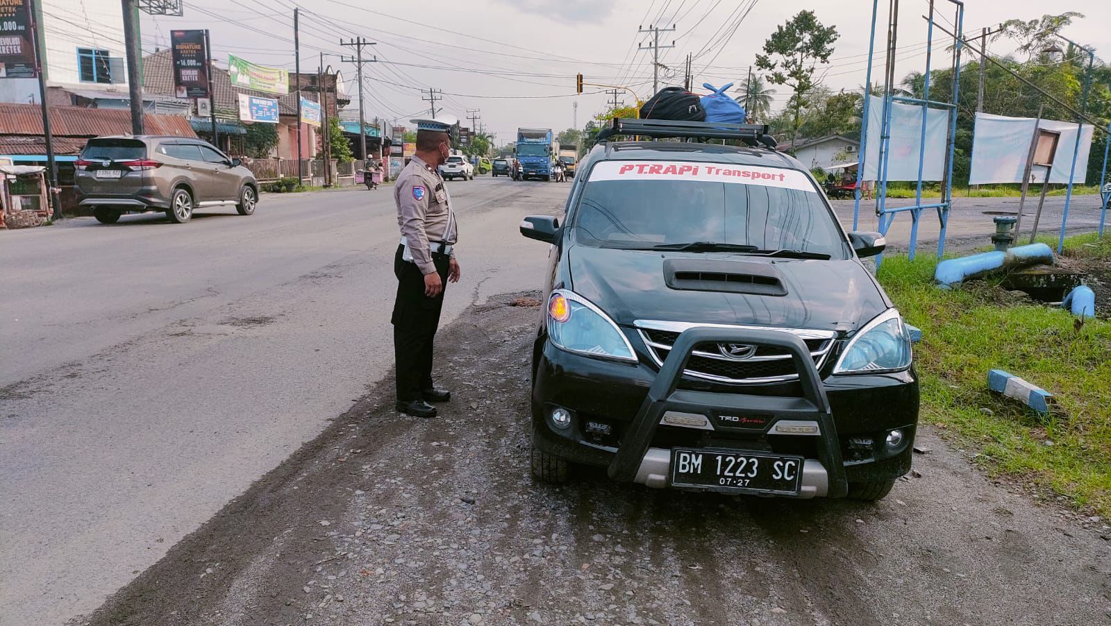 Penertiban kendaraan travel tak resmi di Simpang Katarina, Kisaran.