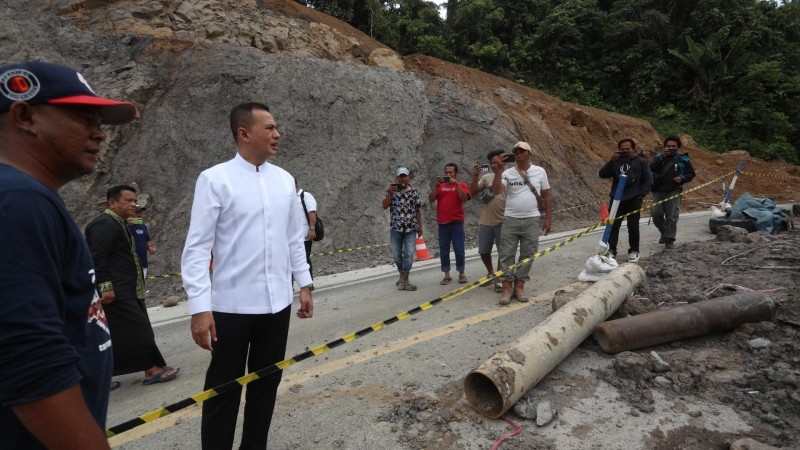 Musa Rajekshah meninjau perbaikan jalan nasional di Batu Jomba, Desa Luat Lombang, Kecamatan Sipirok.