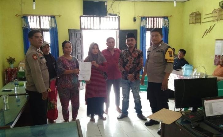 Dua pedagang wanita RS dan RSL terlibat cekcok di Kecamatan Batang Toru, petugas Polsek Batang Toru berujung damai.