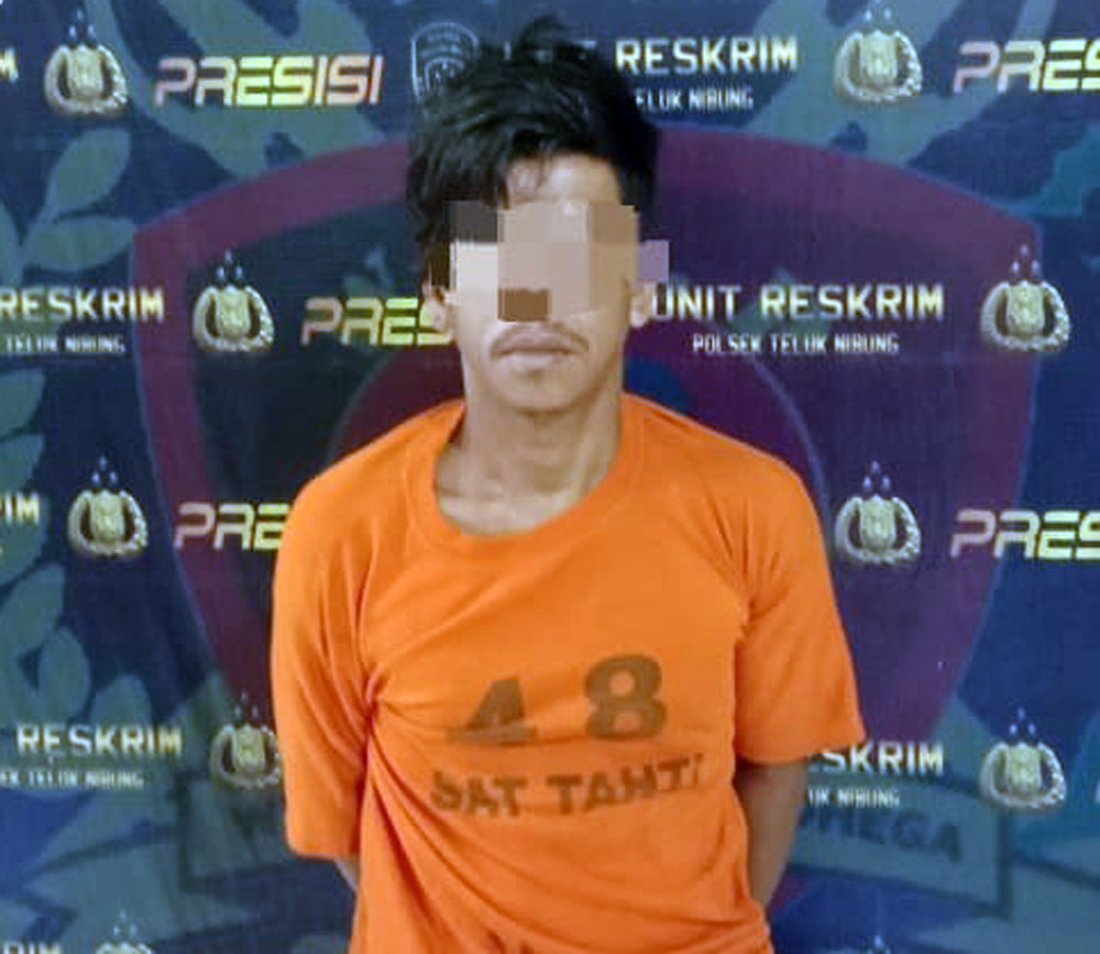 Tersangka pencuri scappolding atau besi peranca bangunan Mesjid Muhtadi di Jalan Pasir Raya.